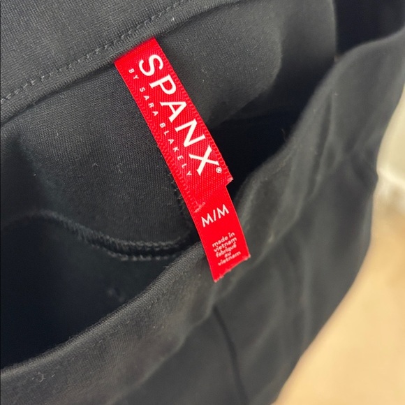 SPANX Classic Black Leggings with Faux Front Pockets - Size M - Picture 6 of 8